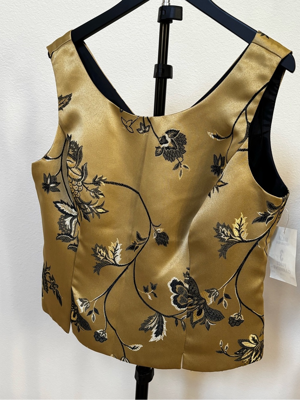 RM Richards Gold Floral Brocade Sleeveless Top